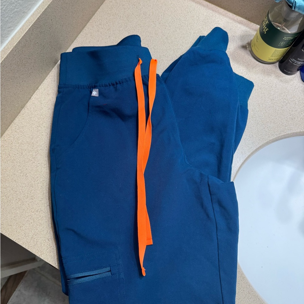Deep coral reef figs joggers